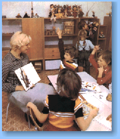 Kindergarten, in: Die DDR stellt sich vor, hg. von PANORAMA DDR anllich des 30. Jahrestages der DDR 1979, Verlag Zeit im Bild, Dresden 1978, S. 111.