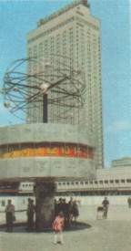 Weltzeituhr am Alexanderplatz, im Hintergrund das ''Hotel Stadt Berlin'', in: Meyers Neues Lexikon, Bd. 2, 2., vllig neu erarb. Aufl. in 18 Bnden, Leipzig 1972, S. 223, sv. ''Berlin''.