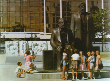 Marx-Engels-Denkmal vor dem Palast der Republik, in: Culture in the GDR. Facts, figures and documents, Published by the Institute for Cultureal Research at teh Ministry for Cultures of the German Democratic Republic, Dresden [2. Hlfte der 1980er Jahre], S. 15.