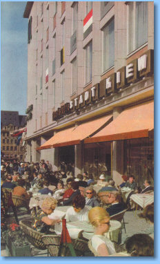Vor dem Restaurant ''Stadt Kiew'' in der Petersstrae, in: Urania Universum, Bd. 11, Urania-Verlag Leipzig/Jena/Berlin 1965, zw. S. 16 u. 17.