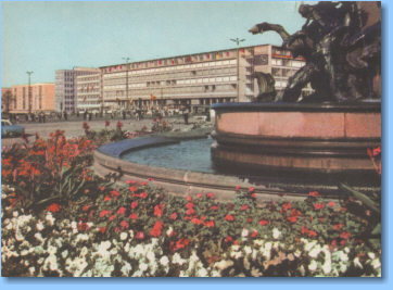 Blick ber den Karl-Marx-Platz zu den modernen Bauten am Georgiring, in: Urania Universum, Bd. 11, Urania-Verlag Leipzig/Jena/Berlin 1965, zw. S. 16 u. 17.