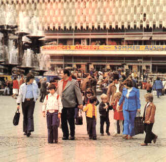 Familieneinkauf am Berliner Alexanderplatz (im Hintergrund das Centrum-Warenhaus), in: Die DDR stellt sich vor, hg. anllich der 30-Jahrfeier der DDR von PANORAMA DDR, Auslandspresseagentur GmbH, 1978, o.S.