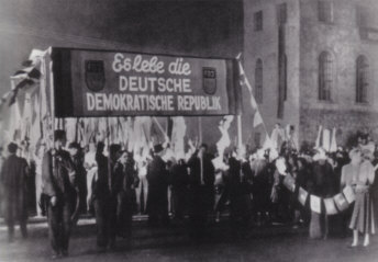 Fackelzug der FDJ in Berlin anllich der Grndung der DDR, 11. Oktober 1949, in: Honecker, Erich, Aus meinem Leben, Dietz Verlag Berlin 1982, S. 165.
